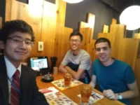 鄭同學（中）、Jesus EGUREN MARCO先生（右）和八木敬峻先生（左）在東京一間日本餐廳飯聚。日本人八木先生曾是書院的交換生，在交流計劃期間與鄭同學結為好友。